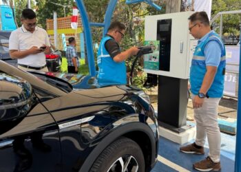 PLN Sulutenggo memberi perhatian serius bagi pemudik yang menggunakan kendaraan listrik. (foto: Humas PLN)