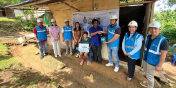 PLN pasang listrik gratis untuk keluarga prasejahtera di Manado. (foto: Humas PLN)