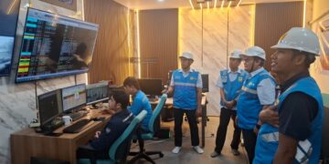 Petugas PLN memantau kenadalan daya listrik selama perayaan hari raya di Manado. (foto: Humas PLN)