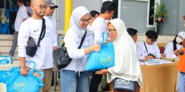 Ribuan paket sembako murah dari PLN diserbu warga Gorontalo. (foto: Humas PLN)