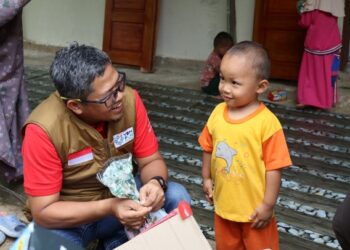 Safari Ramadan PLN di Tolitoli juga menjangkau anak yatim piatu. (foto: Humas PLN)