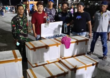 Foto: Petugas menahan minyak tanah ilegal yang akan dibawa ke Manado. (Dok. Istimewa)