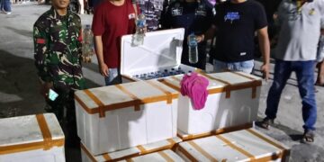 Foto: Petugas menahan minyak tanah ilegal yang akan dibawa ke Manado. (Dok. Istimewa)