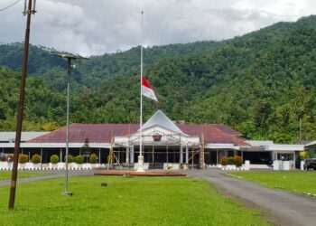 Merah Putih Setengah Tiang berkibar di rumah jabatan Bupati Sangihe. (Dok. Rendy/Barta1)