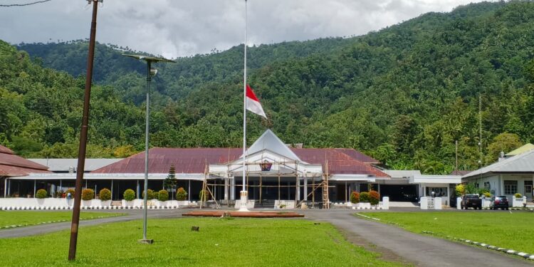 Merah Putih Setengah Tiang berkibar di rumah jabatan Bupati Sangihe. (Dok. Rendy/Barta1)