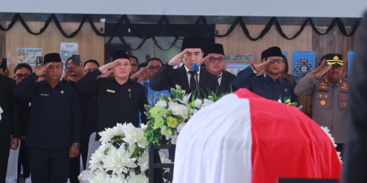 Foto: Forkopimda memberikan penghormatan terakhir kepada mendiang HR Makagansa dalam acara persemayaman di Kantor Bupati Kepulauan Sangihe. (Dok. Istimewa)