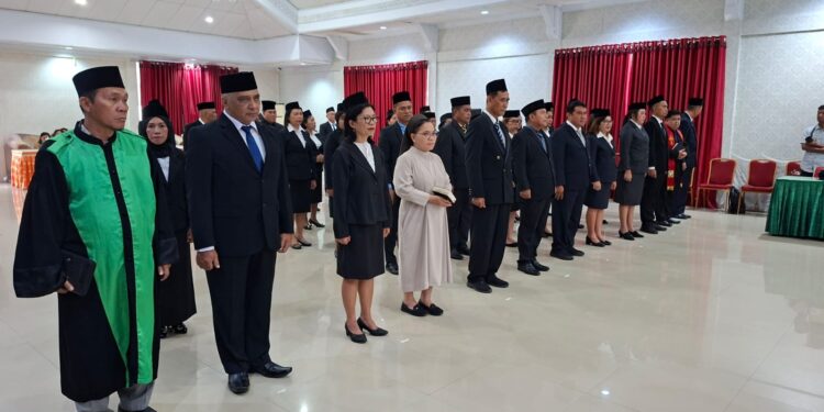 Foto: Bupati melantik Pejabat dan Kepala Sekolah. (Dok. Istimewa)