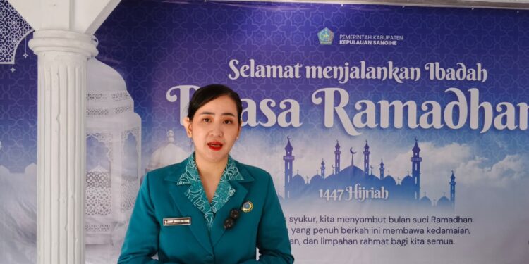 Foto: Ketua Tim Penggerak PKK Kabupaten Kepulauan Sangihe, Cherry Thungari-Soeyoenus, saat diwawancarai di sela-sela puncak peringatan Hari Kesatuan Gerak PKK ke-54. (Dok. Rendy/Barta1)