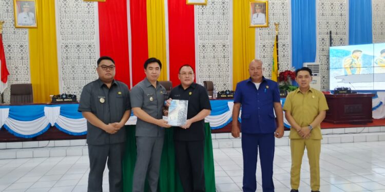 Foto: Penyerahan dokumen LKPJ Bupati Kepulauan Sangihe TA 2025. (Dok. Rendy/Barta1)