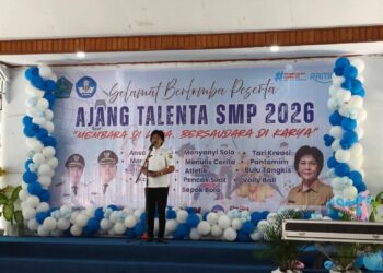 Foto: Plt. Kepala Dinas Pendidikan dan Kebudayaan Daerah Kabupaten Kepulauan Sangihe, Julien Manangkalangi menyampaikan sambutan dalam kegiatan Ajang Talenta SMP 2026. (Dok. Istimewa)