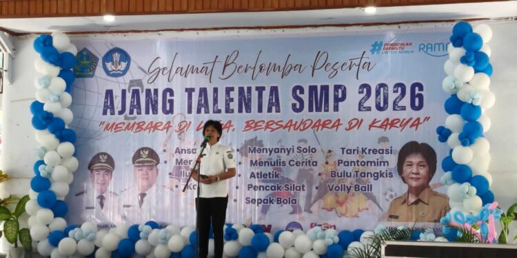 Foto: Plt. Kepala Dinas Pendidikan dan Kebudayaan Daerah Kabupaten Kepulauan Sangihe, Julien Manangkalangi menyampaikan sambutan dalam kegiatan Ajang Talenta SMP 2026. (Dok. Istimewa)