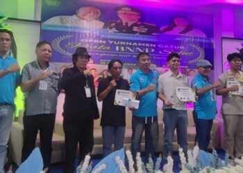 Pose bersama para juara bersama Kepala BNNP Sulut Brigjen Pol Jemmy Suatan dan panitia pelaksana turnamen catur BNNP Sulut Cup 2026 . (foto-foto: Barta1)