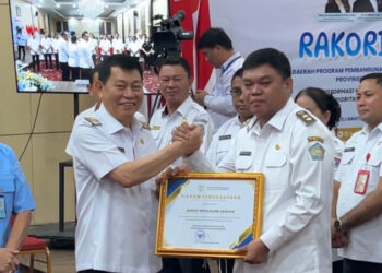 Foto: Wakil Bupati Kepulauan Sangihe, Tendris Bulahari Menerima Penghargaan yang Diserahkan oleh Wakil Gubernur Sulawesi Utara, Victor Mailangkay. (Dok. Istimewa)