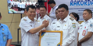 Foto: Wakil Bupati Kepulauan Sangihe, Tendris Bulahari Menerima Penghargaan yang Diserahkan oleh Wakil Gubernur Sulawesi Utara, Victor Mailangkay. (Dok. Istimewa)