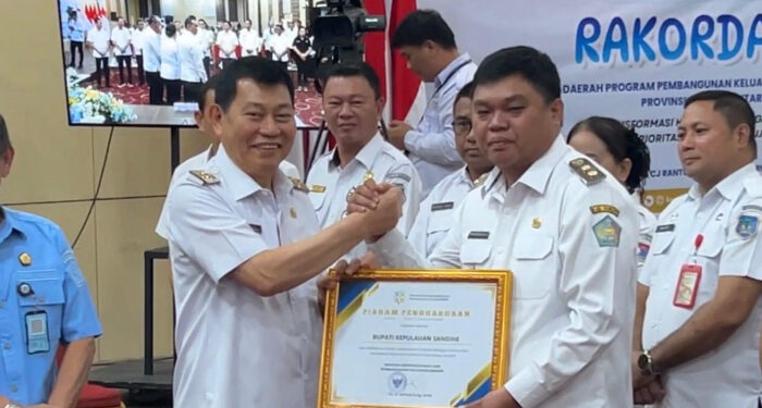 Foto: Wakil Bupati Kepulauan Sangihe, Tendris Bulahari Menerima Penghargaan yang Diserahkan oleh Wakil Gubernur Sulawesi Utara, Victor Mailangkay. (Dok. Istimewa)