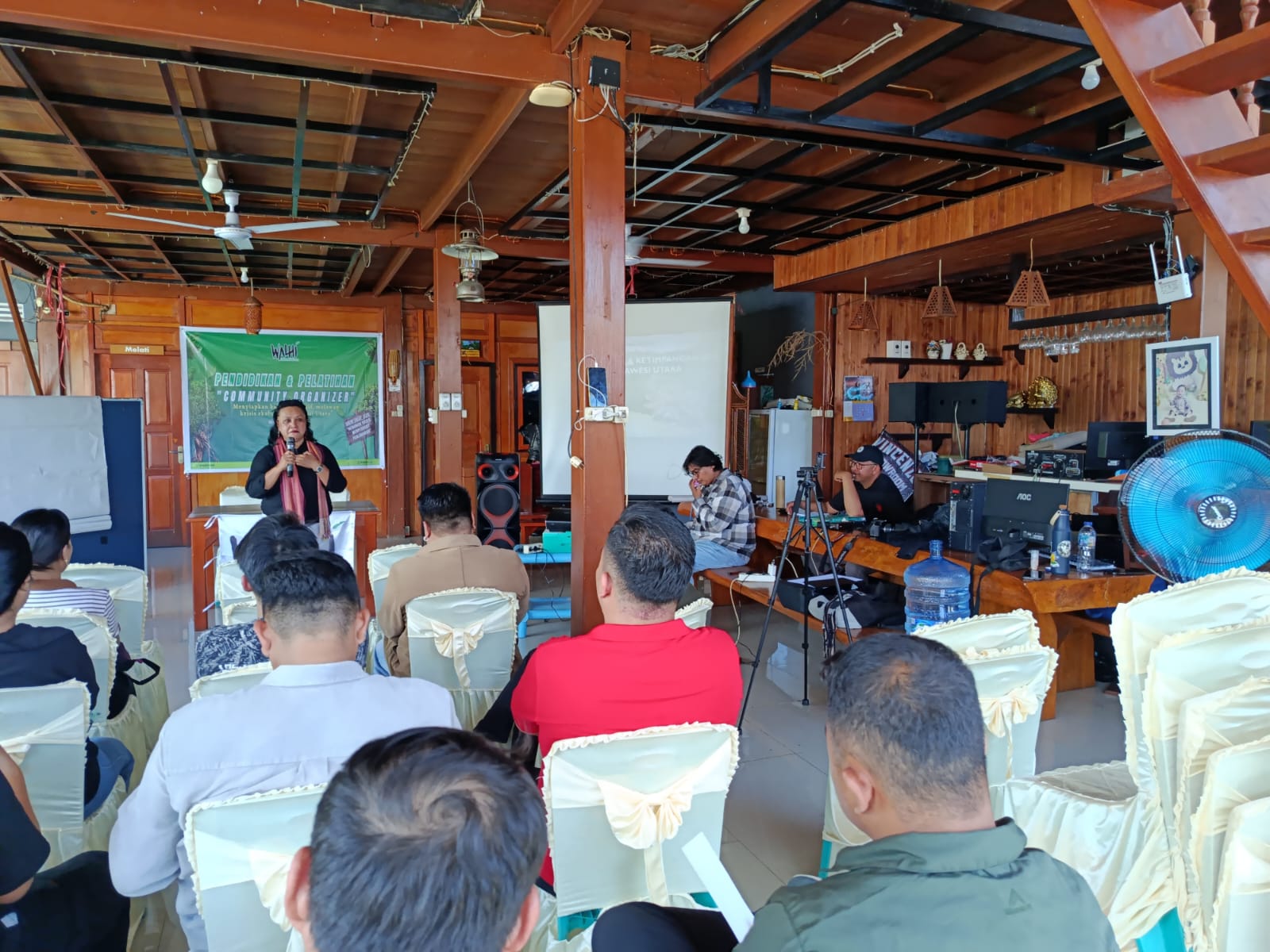 Aktivis Perempuan dan anak, Jull Takaliuang saat memberikan materi. (foto : istimewa)