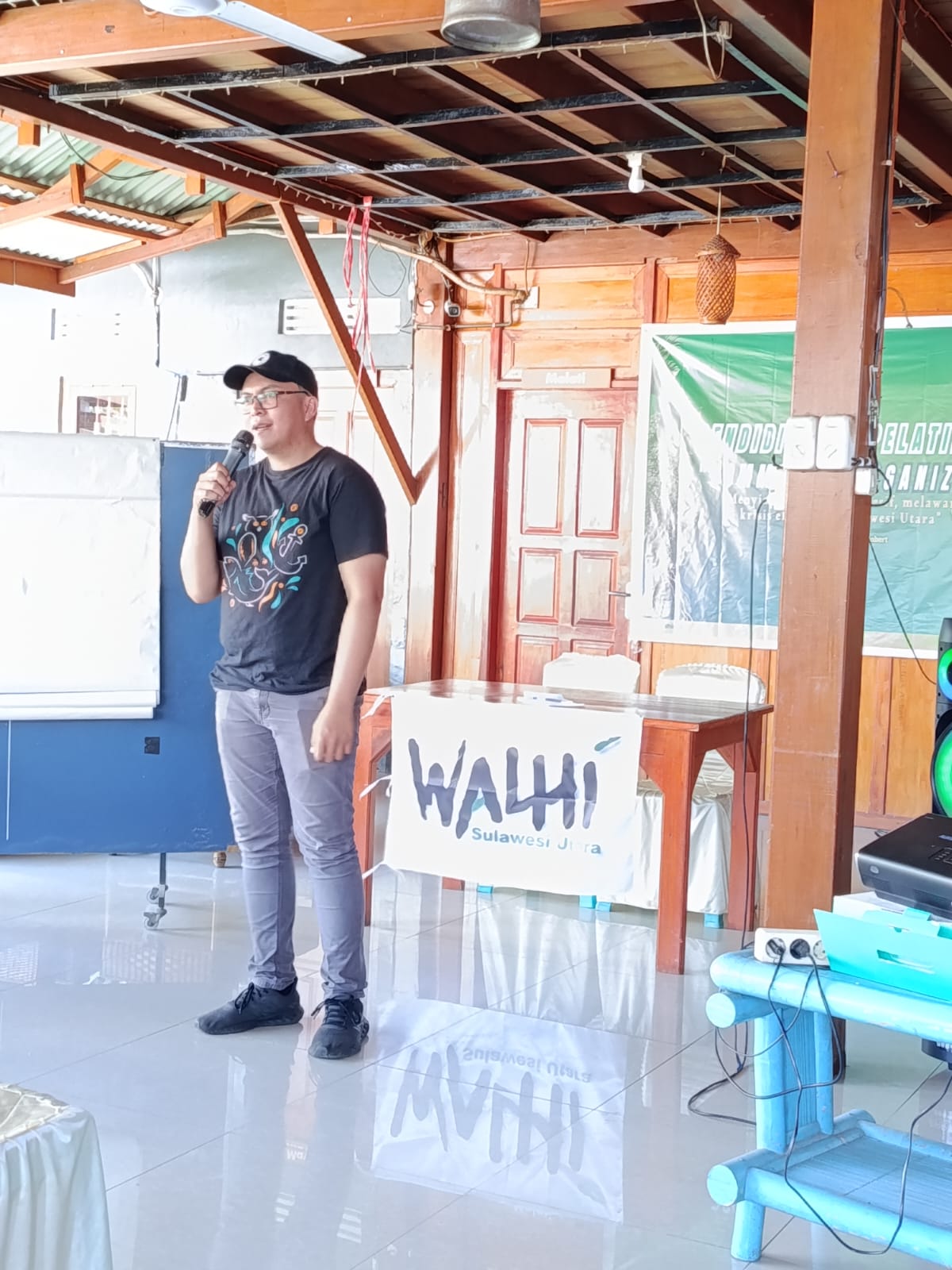 Direktur Eksekutif WALHI Sulut, Riedel Pitoy, saat memberikan sambutan. (foto : istimewa)