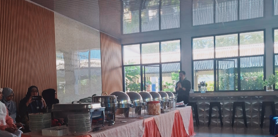 Sekretaris Jurusan AB Polimdo, Arifmanuel Kolondam, SE., MM saat memberikan sambutan. (foto : istimewa)