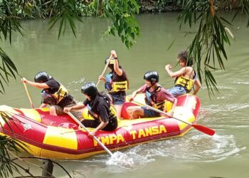 Dari Bibit Tomat hingga Rafting: Cara KMPA Tansa Rayakan Hari Bumi di Manado