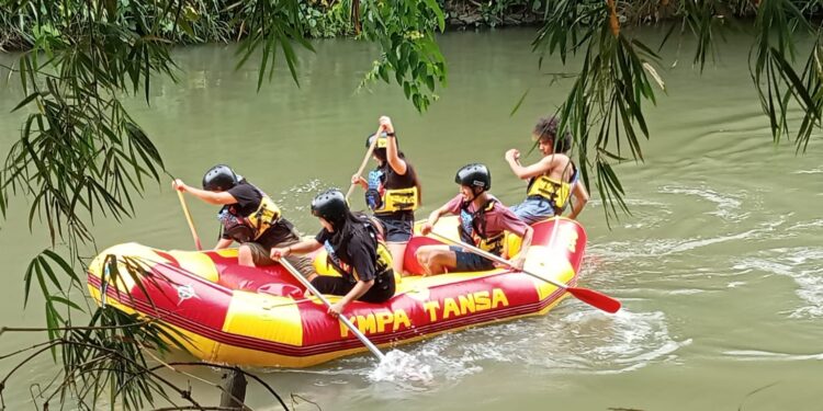 Dari Bibit Tomat hingga Rafting: Cara KMPA Tansa Rayakan Hari Bumi di Manado