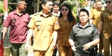 Bupati Kepulauan Talaud saat meninjau lokasi terdampak banjir.