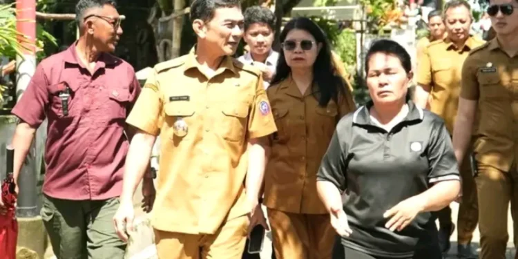 Bupati Kepulauan Talaud saat meninjau lokasi terdampak banjir.