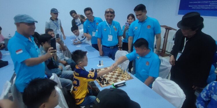 Kepala BNNP Sulut Brigjen Pol Jemmy Suatan menandai dimulainya turnamen catur BNNP Sulut Cup 2026 bersama salah satu pecatur cilik yang mengikuti turnamen ini. (Foto-foto: Barta1)