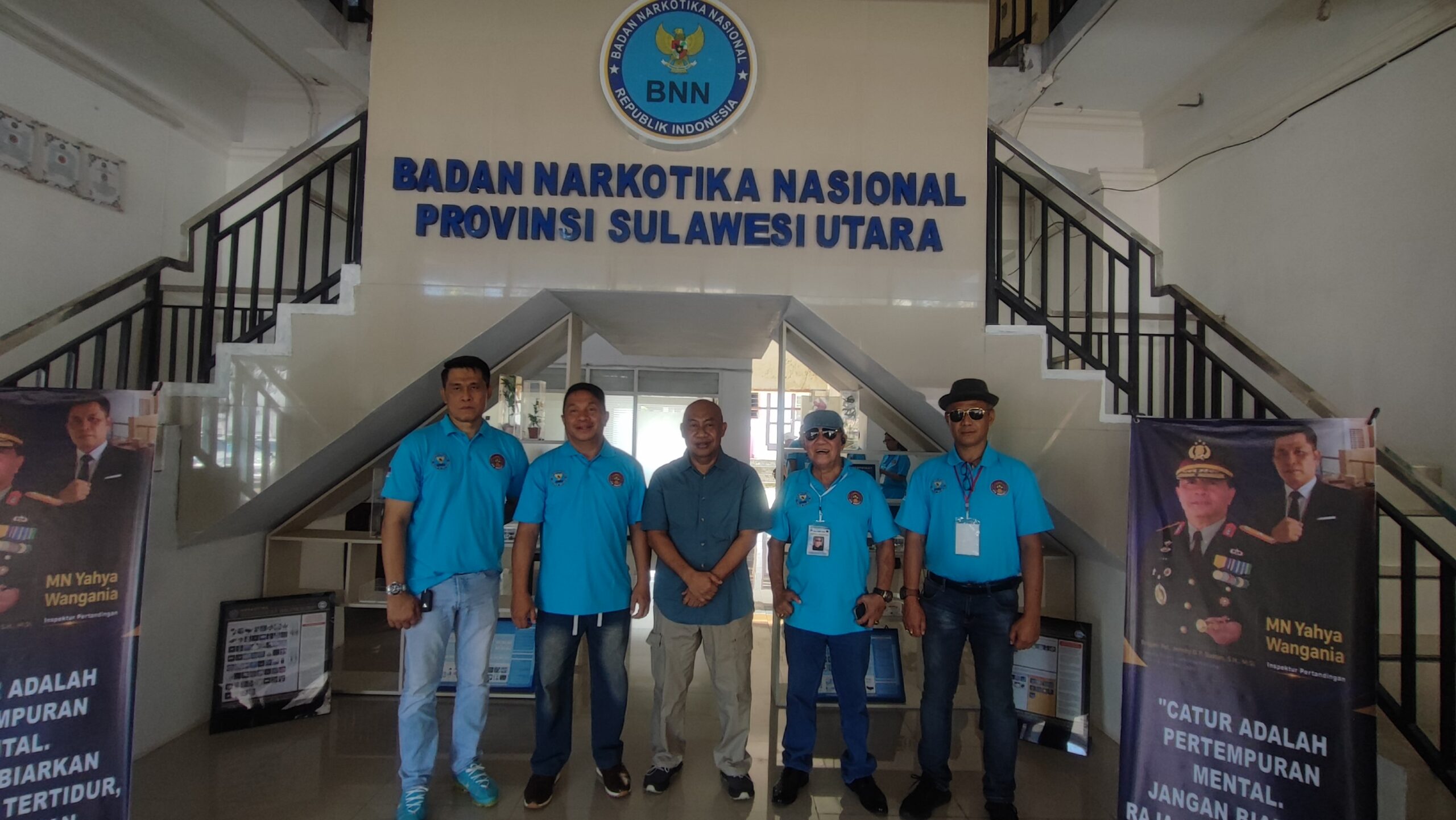 Kepala BNNP Sulut dan panitia pelaksana turnamen catur BNNP Sulut Cup 2026. (Foto: Barta1)