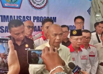 JAM Intel Kejagung Prof Dr Reda Manthovani bicara pada media usai pengukuhan DPD dan DPC ABPEDNAS se-Sulawesi Utara di Auditorium Unsrat Manado. (foto: Barta1)