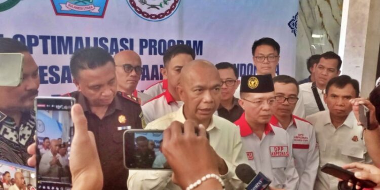 JAM Intel Kejagung Prof Dr Reda Manthovani bicara pada media usai pengukuhan DPD dan DPC ABPEDNAS se-Sulawesi Utara di Auditorium Unsrat Manado. (foto: Barta1)