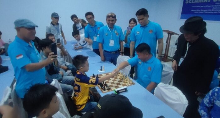 Josias berhadapan dengan Kepala BNNP Sulut Brigjen Pol Jemmy Suwatan saat kick of pembuka turnamen BNNP Sulut Cup 2026. (foto-foto Barta1)