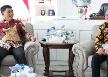 Kakanwil Kemenkum HAM Sulut Hendrik Pagiling berdiskusi dengan Gubernur Yulius Selvanus. (foto: Humas Kemenkum HAM)