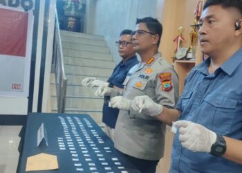 Kapolresta Manado dan jajaran memperlihatkan babuk narkoba jenis sabu yang berhasil diamankan dari tersangka. (foto: Barta1)