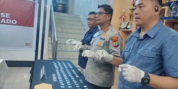Kapolresta Manado dan jajaran memperlihatkan babuk narkoba jenis sabu yang berhasil diamankan dari tersangka. (foto: Barta1)