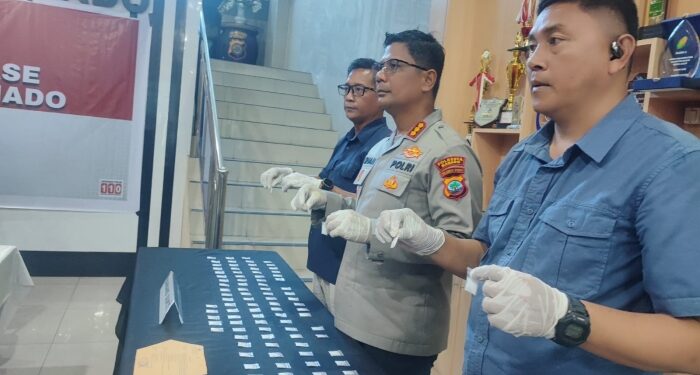 Kapolresta Manado dan jajaran memperlihatkan babuk narkoba jenis sabu yang berhasil diamankan dari tersangka. (foto: Barta1)