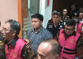 Para tersangka dugaan korupsi bantuan bencana Gunung Ruang digiring penyidik dari kantor Kejati 17 Agustus ke Rutan Malendeng. (foto: detikmanado.com)