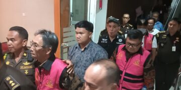 Para tersangka dugaan korupsi bantuan bencana Gunung Ruang digiring penyidik dari kantor Kejati 17 Agustus ke Rutan Malendeng. (foto: detikmanado.com)