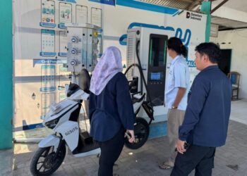 Pengisian baterei motor listrik yang dilaksanakan PLN. (foto: Humas PLN)