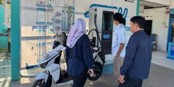 Pengisian baterei motor listrik yang dilaksanakan PLN. (foto: Humas PLN)
