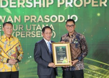 Penyerahan penghargaan Green Leadership PROPER oleh Menteri Lingkungan Hidup Kepala Badan Pengendalian Lingkungan Hidup, Hanif Faisol Nurofiq kepada Direktur Utama PLN Darmawan Prasodjo. (foto: Humas PLN)