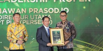 Penyerahan penghargaan Green Leadership PROPER oleh Menteri Lingkungan Hidup Kepala Badan Pengendalian Lingkungan Hidup, Hanif Faisol Nurofiq kepada Direktur Utama PLN Darmawan Prasodjo. (foto: Humas PLN)