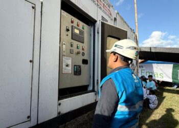 Petugas PLN mengawasi panel sirkulasi listrik saat hajatan Paskah Pemuda GMIST. (foto: Humas PLN)