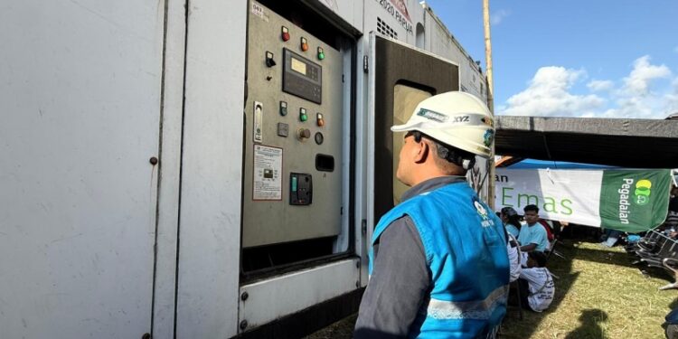 Petugas PLN mengawasi panel sirkulasi listrik saat hajatan Paskah Pemuda GMIST. (foto: Humas PLN)