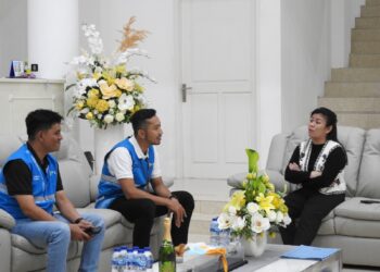 Pihak PLN dan Bupati Cinthya Kalangit diskusi mendalam tentang kondisi kelistrikan Kabupaten Kepulauan Sitaro. (foto: Humas PLN)