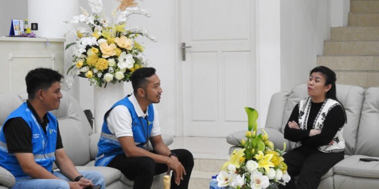 Pihak PLN dan Bupati Cinthya Kalangit diskusi mendalam tentang kondisi kelistrikan Kabupaten Kepulauan Sitaro. (foto: Humas PLN)