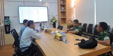 Sinergitas antara PLN dan TNI. (foto: Humas PLN)