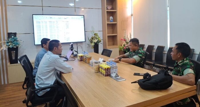 Sinergitas antara PLN dan TNI. (foto: Humas PLN)
