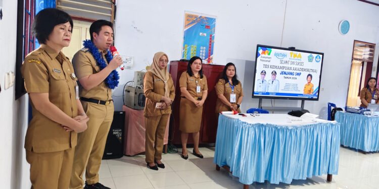 Foto: Bupati Kepulauan Sangihe Michael Thungari, membuka pelaksanaan Tes Kemampuan Akademik (TKA) jenjang Sekolah Menengah Pertama (SMP) di SMP Negeri 2 Tahuna, Senin, 6 April 2026.