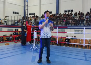 Foto: Bupati Kepulauan Sangihe, Michael Thungari menyampaikan sambutan pembukaan Kejuaraan Terbuka Tinju Amatir Piala Bupati Kepulauan Sangihe, Senin (13/4/2026). (Dok. Rendy/Barta1)