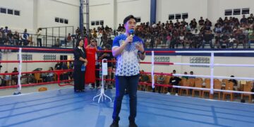 Foto: Bupati Kepulauan Sangihe, Michael Thungari menyampaikan sambutan pembukaan Kejuaraan Terbuka Tinju Amatir Piala Bupati Kepulauan Sangihe, Senin (13/4/2026). (Dok. Rendy/Barta1)